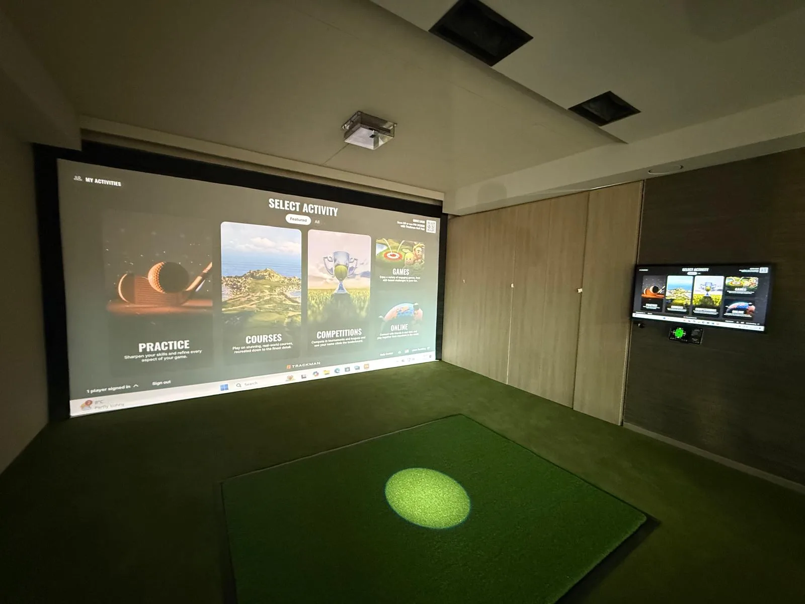 Simulator room with TrackMan activity screen